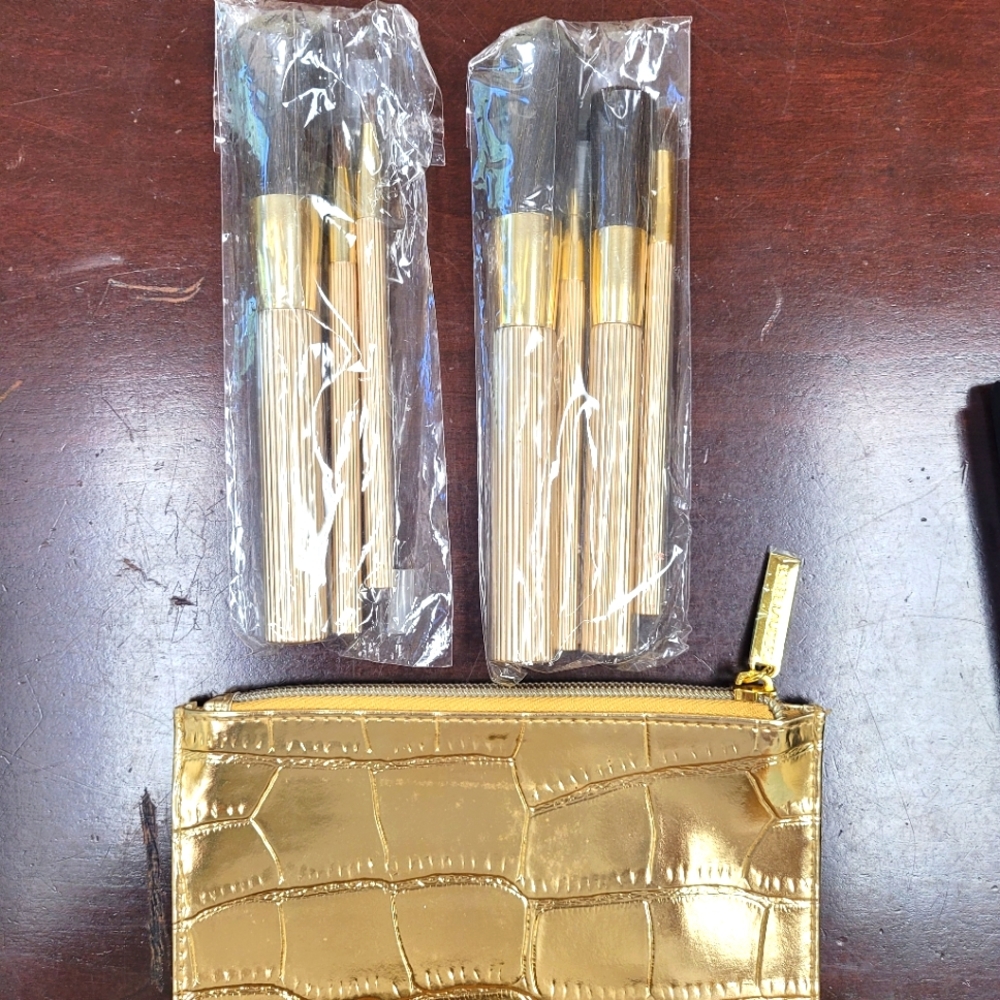 Estee Lauder makeup brushes